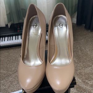 Light pink/cream high heels